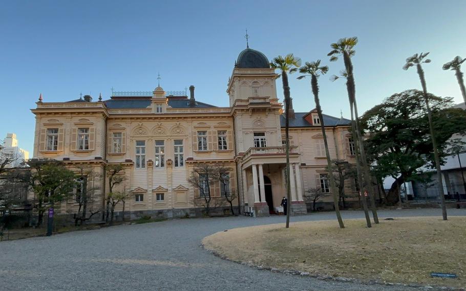 The front photo of Western-style Victorian guest house.